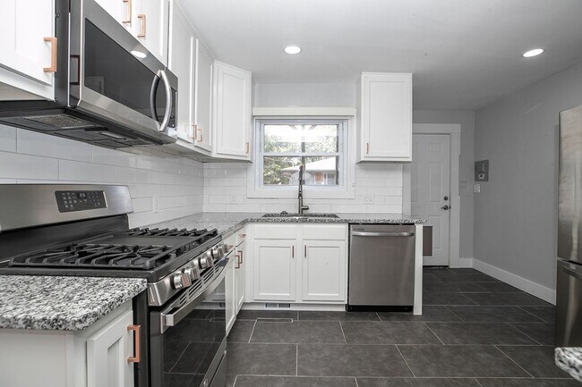 Foto del edificio - Renovated ranch style home home near Lake ...