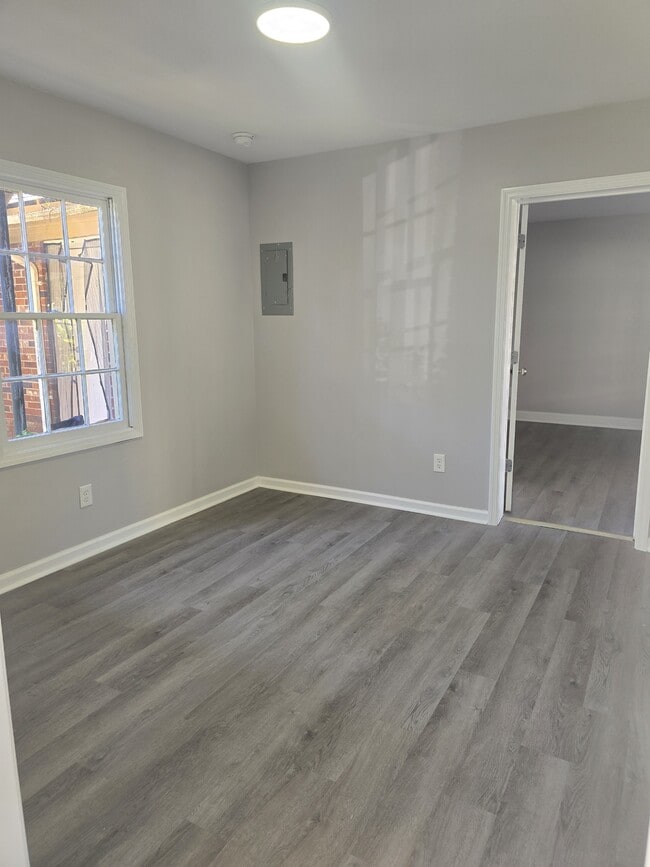 Building Photo - 838 Northside Dr E