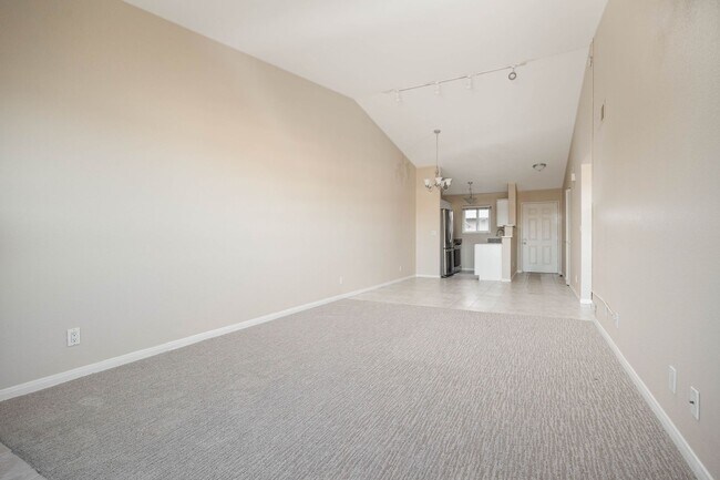 Building Photo - Cute 2 bedroom 2 bathroom condo in University Heights!