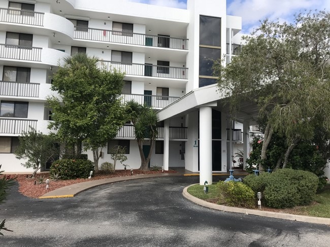 Building Photo - 300 Columbia Dr