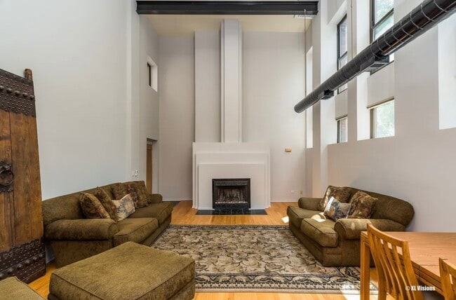 Living room - 1130 W Cornelia Ave
