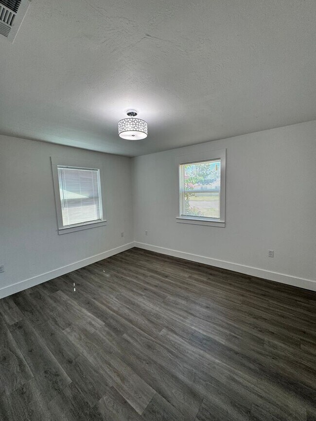 Building Photo - Cute Cozy 2 bedroom