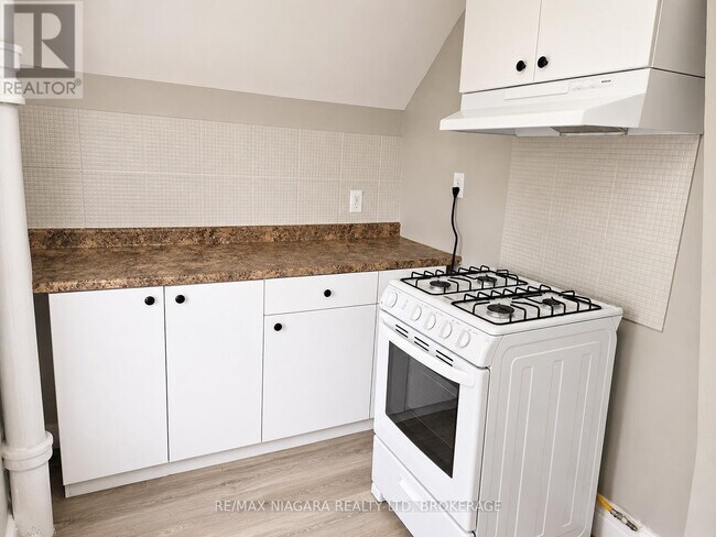 Building Photo - 23 Avenue Pl