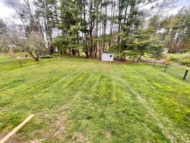Building Photo - Single Family 3 bed/1.5 bath, Large fenced...