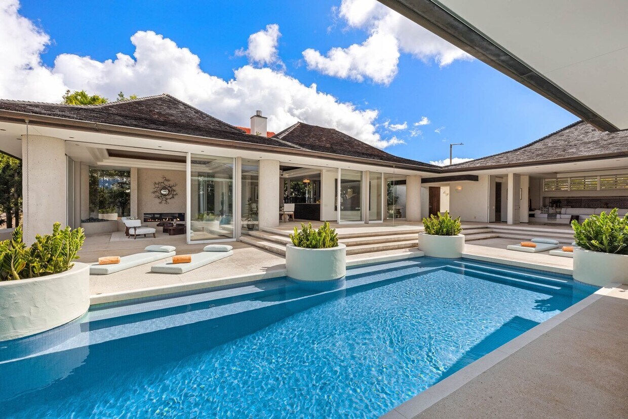 Primary Photo - Luxury Architectural Masterpiece w/ Infini...