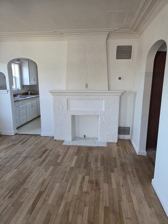 Building Photo - 933 Custer Ave