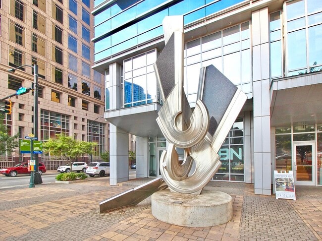 Foto del edificio - 333 W Trade St