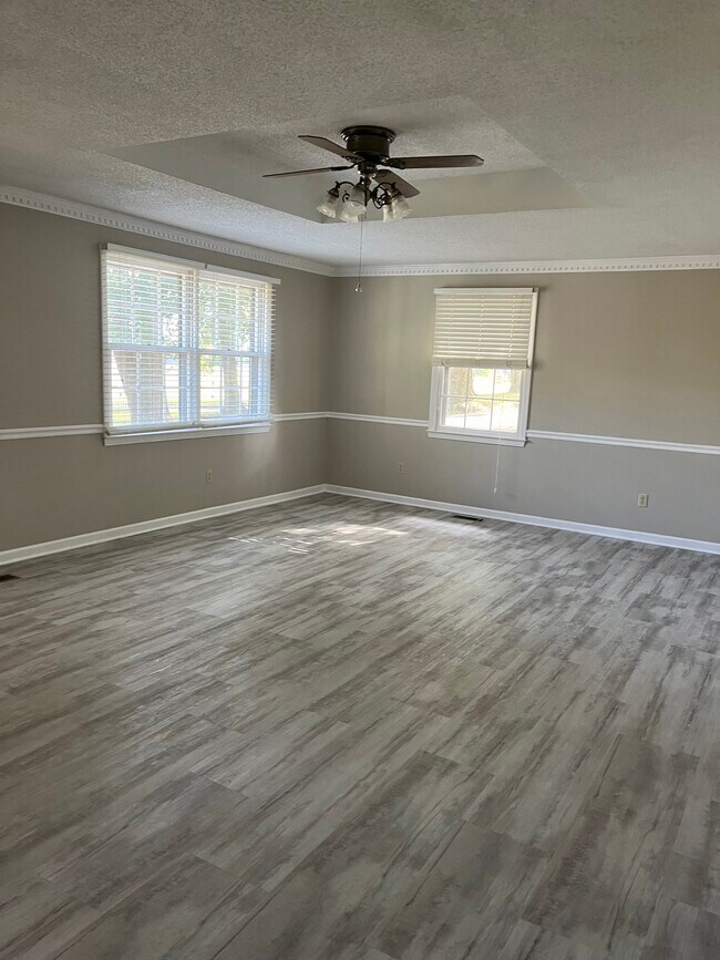 Living/Family Room - 660 Rogers Ln