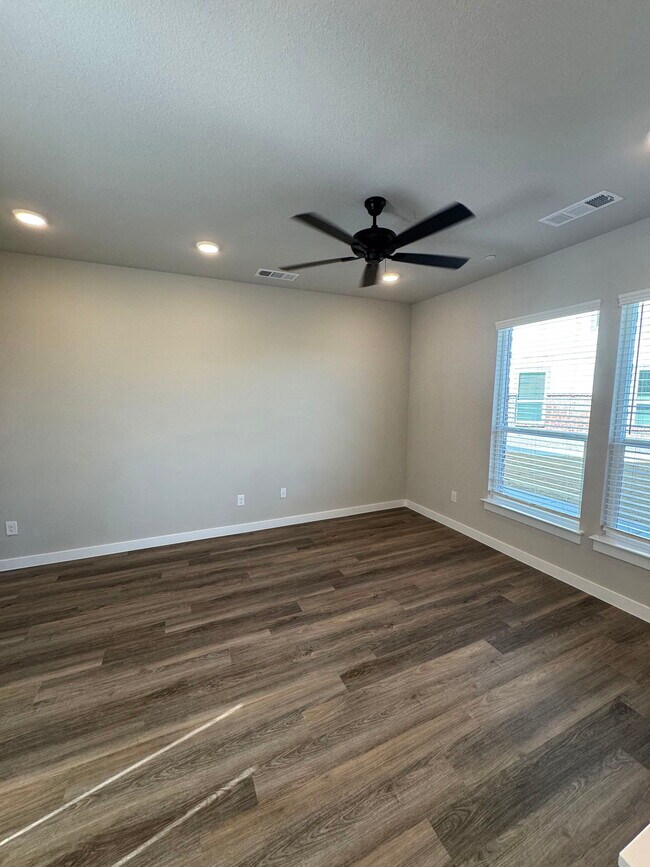 Foto del edificio - 200 White Water Dr