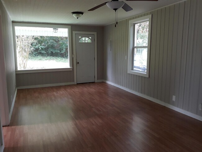 Building Photo - 111 E Country Club Rd