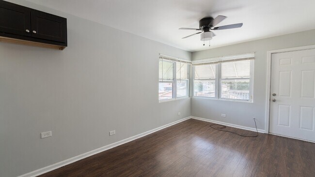 Foto del edificio - 5833 W Irving Park Rd