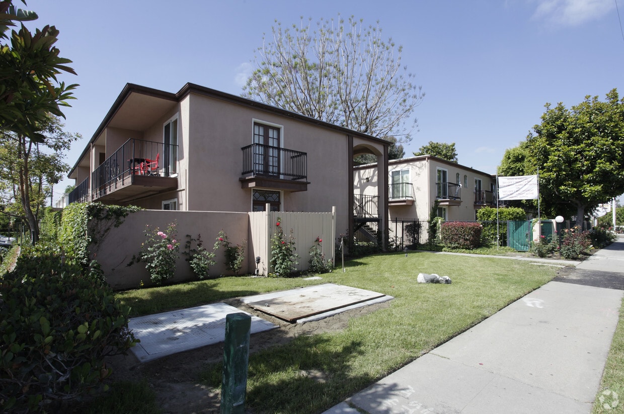 Victoria Townhouses Apartments Anaheim, CA