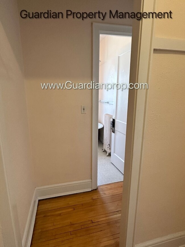 Building Photo - Top Floor Studio Lakes Uptown Apartment, B...