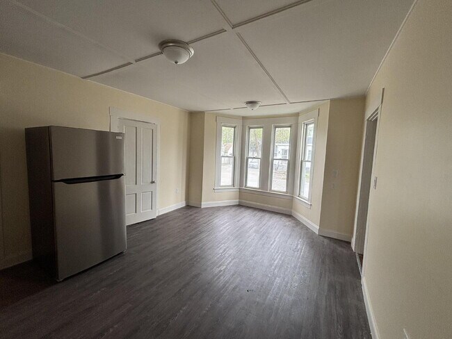 Foto del edificio - Newly Renovated 3BR Apartment with Modern Updates – Convenient Location!