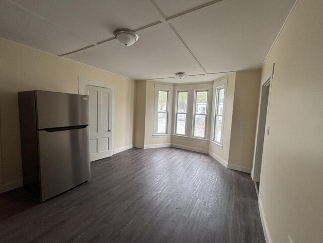 Building Photo - Newly Renovated 3BR Apartment with Modern Updates – Convenient Location!
