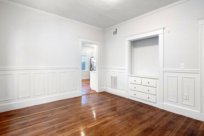 Building Photo - 60 Lithgow St