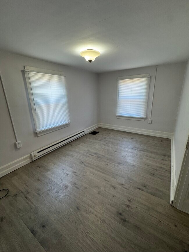 Dormitorio #1 - 351 Lyons Ave