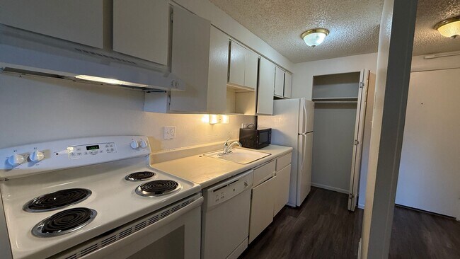 Foto del edificio - 1 Bedroom 1 Bathroom Condo in Country Club...