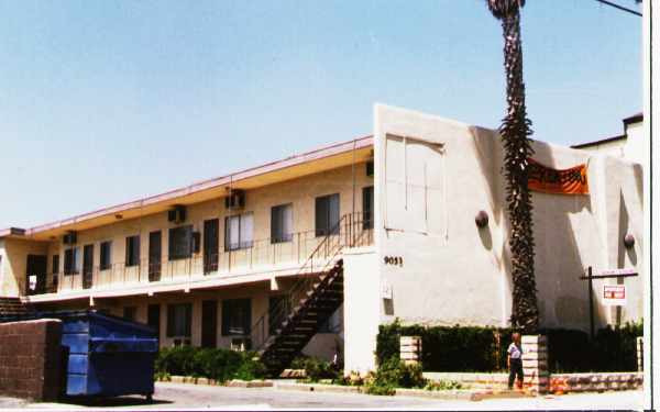 Foto del edificio - 9045-9053 Tobias Ave