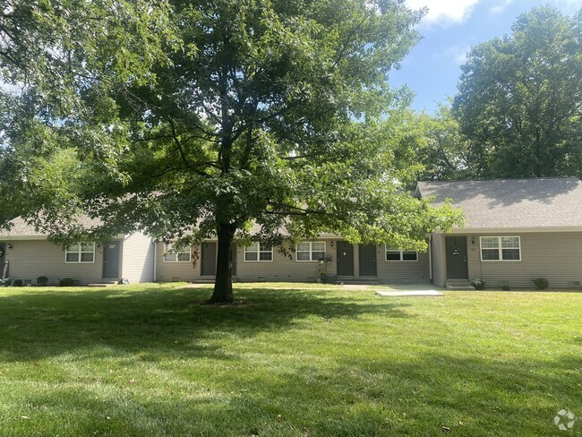 Building Photo - 703 Village Dr