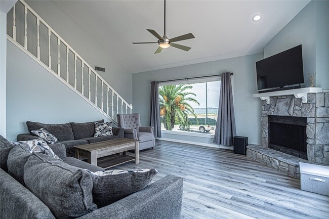 Building Photo - 301 Commander Dr