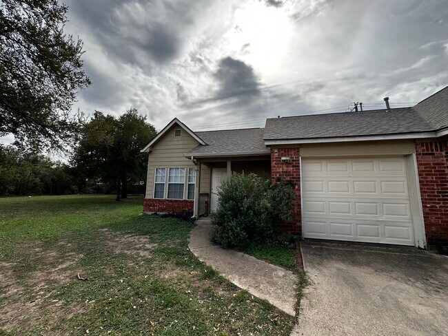 Building Photo - 2906 Whisper Oaks Ln