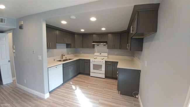 Building Photo - 3 br, 2 bath Condo - 13929 Magnolia Street