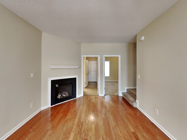 Building Photo - One Month Free Rent! Great 3 bedroom home ...