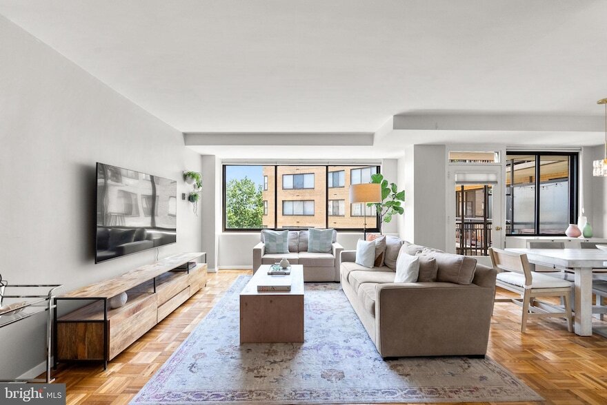 Foto principal - 4740 Connecticut Ave NW