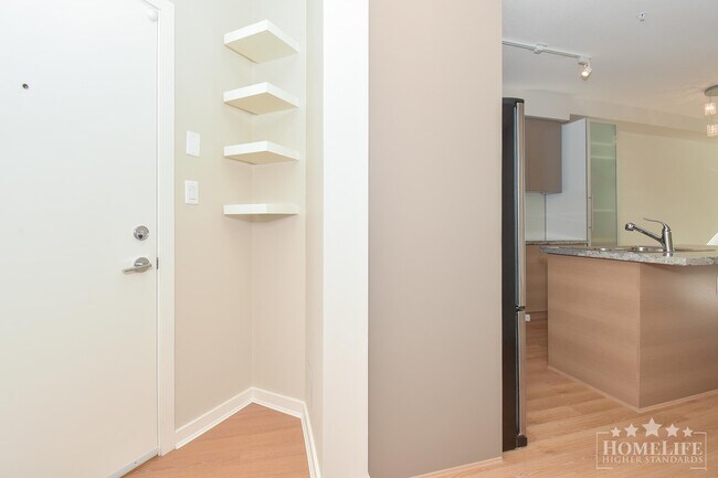 Photo du bâtiment - Resort-Style 1-Bedroom Condo at Waterstone...