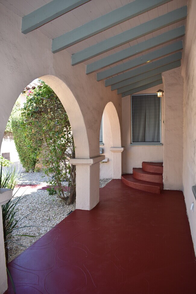 Pasarela frontal cubierta - 538 N Detroit St