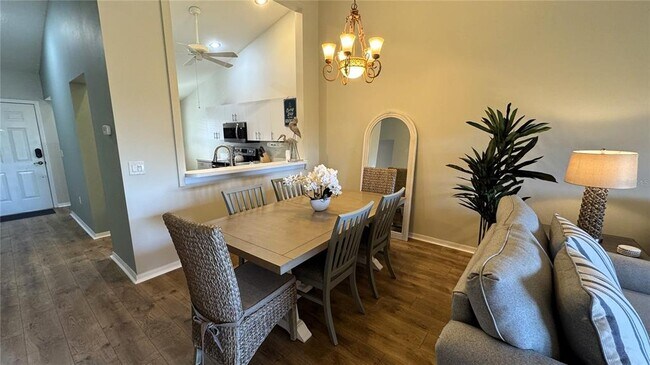 Foto del edificio - 8735 Olde Hickory Ave