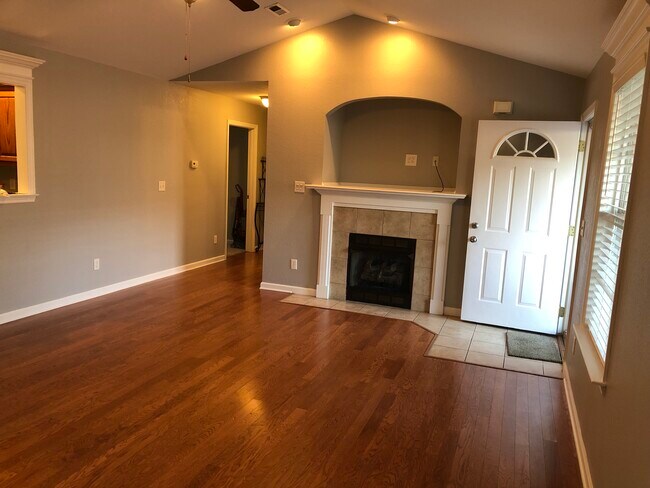 Foto del edificio - 2204 Cedar Creek Dr