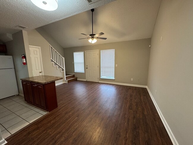 Building Photo - 2 Bedroom 2 Bath End Unit Townhome in Quiet Neighborhood Near I-20