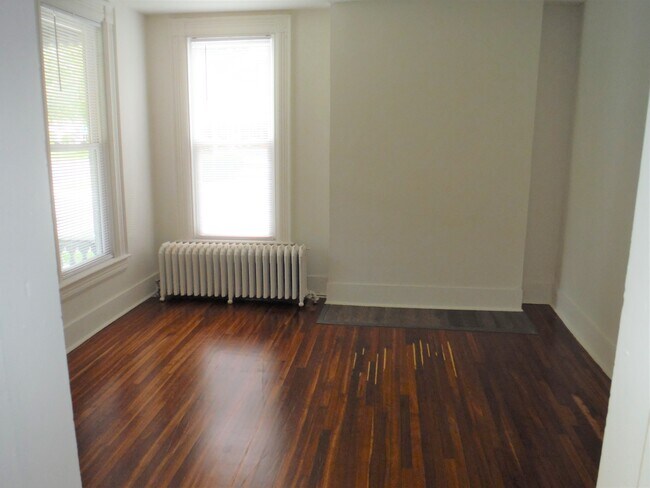 Building Photo - 453 Glen St