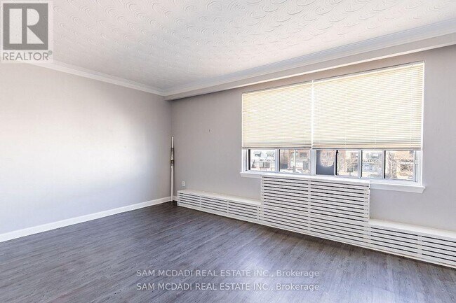 Photo du bâtiment - 1710 Lakeshore Rd W