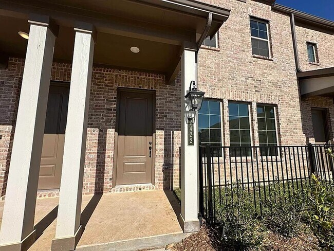 Foto del edificio - Stunning 3-Bedroom Townhome for Rent in Ma...