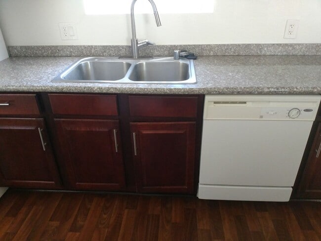 Building Photo - ***MOVE IN SPECIAL*** 3 Bedroom 2 bathroom Northwest condo