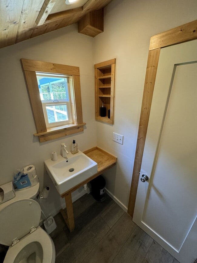 Building Photo - Quaint Studio Loft