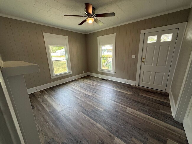 Foto del edificio - 708 Woodrow St S