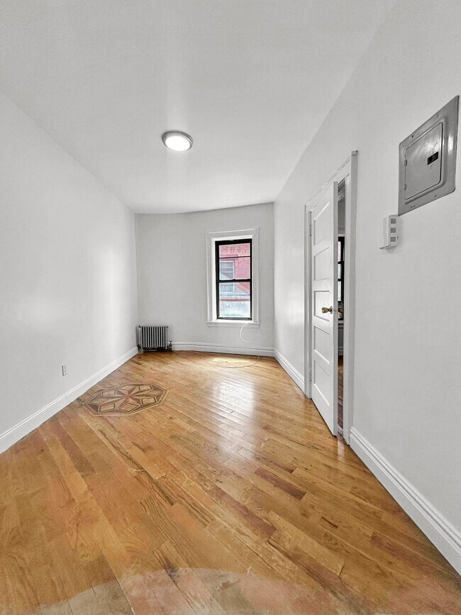 Foto del edificio - 292 E 3rd St
