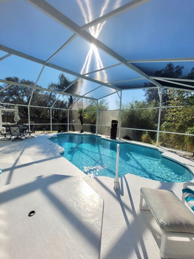 Foto del edificio - Fully furnished 3 bed 2 bath in beautiful Davenport