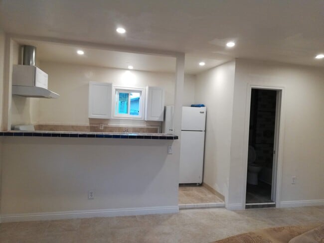 Building Photo - 424 E Cypress Ave