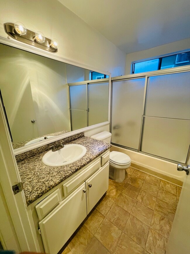 Building Photo - 13956 Vanowen St