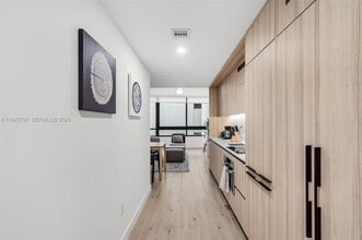 Building Photo - 225 N Miami Ave