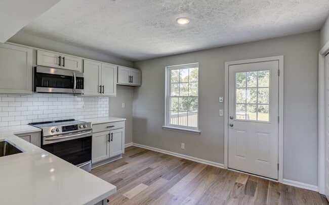 Building Photo - 606 Newhall Dr