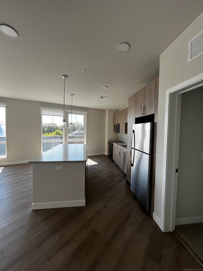 Building Photo - 467 West Ave