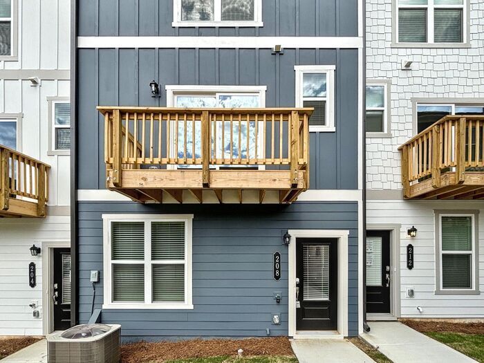 Foto principal - Charming 3-Bedroom, 3.5-Bath Townhouse in ...