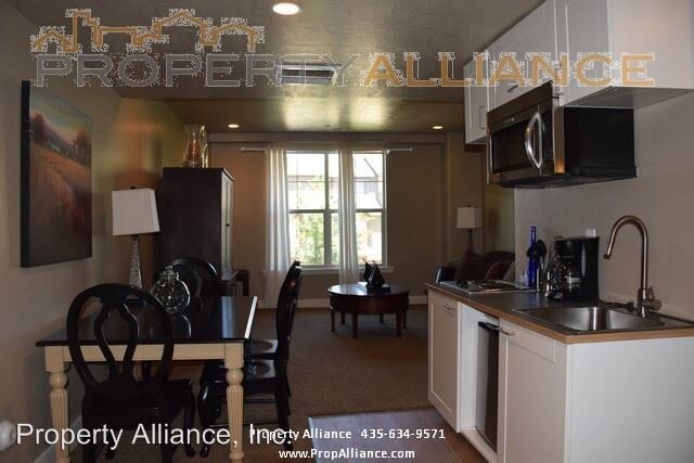 Building Photo - 4 br, 3.5 bath House - 860 Benjamin Place