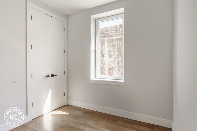 Building Photo - 916 Bergen St
